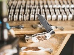 Scout Spearpoint Hirschhorn Damast 9 Scout Spearpoint Hirschhorn Damast -Edel Messer Geschaft boeker manufaktur solingen scout spearpoint hirschhorn damast 112201dam 4 1280x1280